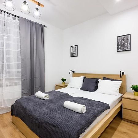 Cracow Rent Apartments - Spacious Apartments For 2-7 People In Quiet Area - Kolberga Street Nr 3 - 10 Min To Main Square By Foot คราคูฟ ภายนอก รูปภาพ