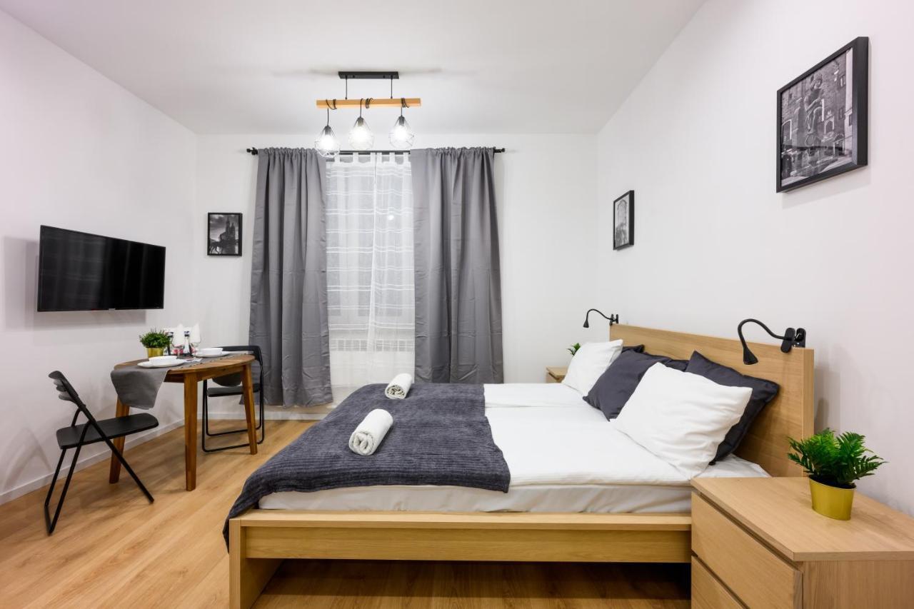 Cracow Rent Apartments - Spacious Apartments For 2-7 People In Quiet Area - Kolberga Street Nr 3 - 10 Min To Main Square By Foot คราคูฟ ภายนอก รูปภาพ